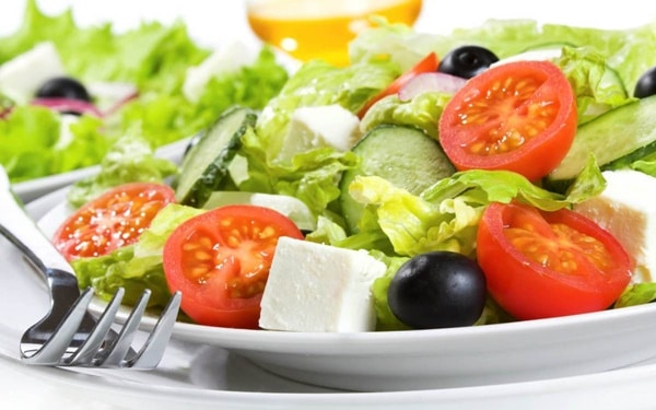 Có thể kết hợp nhân hạt hướng dương với salad rau quả
